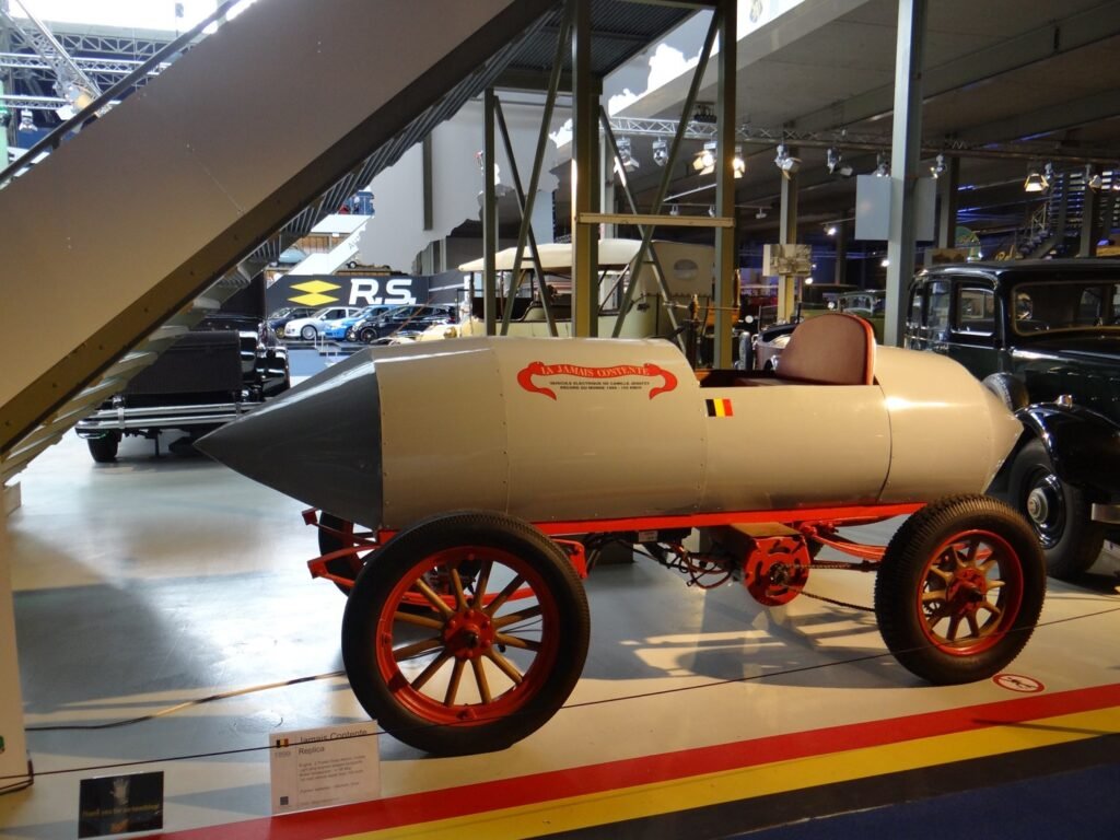 Replika elektrycznego pojazdu Jamais Contente z 1899 roku. A replica of an electric Jamais Contente from 1899.