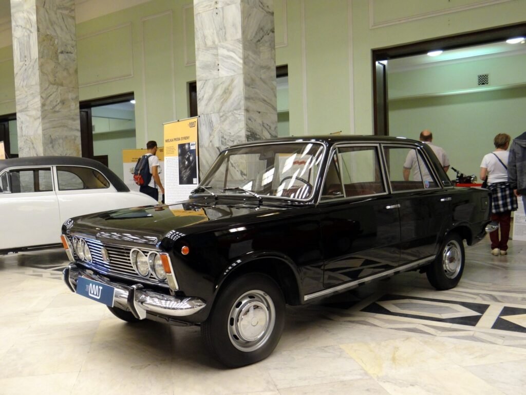 Elegancki w czerni - Polski Fiat 125p.
Elegant in black - Polski Fiat 125p.