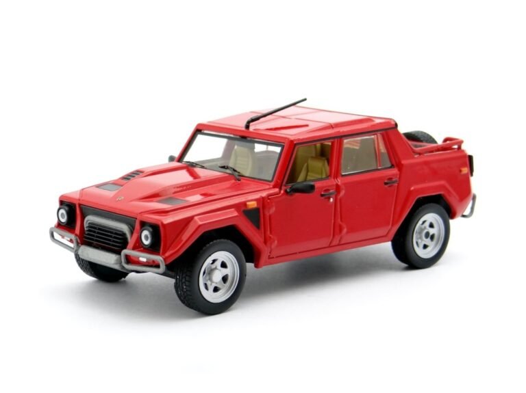 Lamborghini LM002 1986 by IXO. 1/43 scale diecast model car