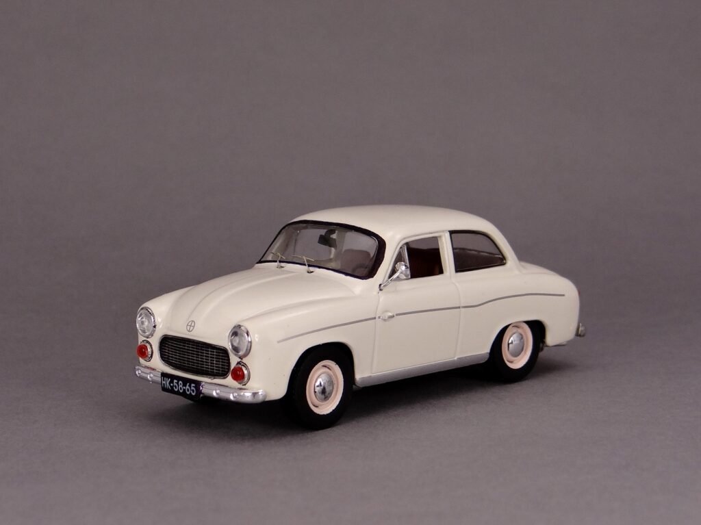 FSO Syrena 104 diecast model car front and side view