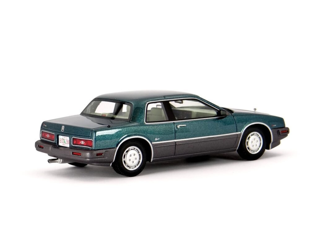 Buick Riviera 1988 resin model car 1:43 scale