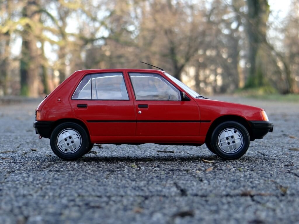 MCG 1/18 diecast model car