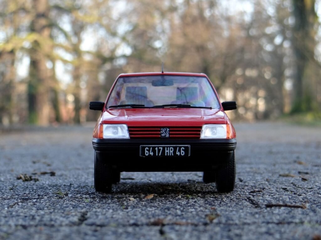 MCG 1/18 diecast model car