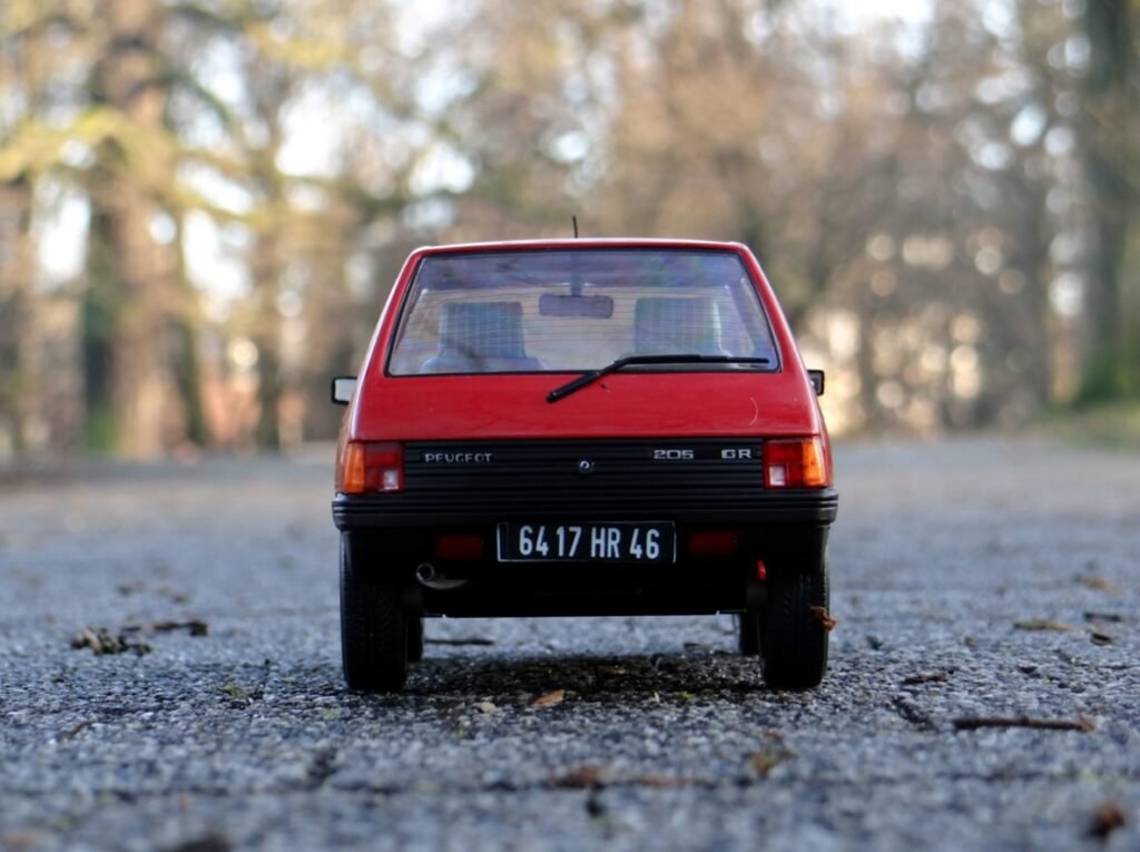 MCG 1/18 diecast model car