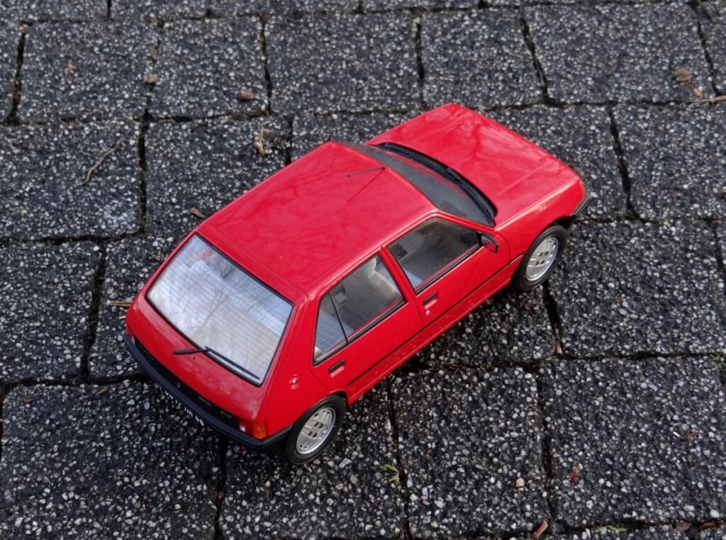 MCG 1/18 diecast model car