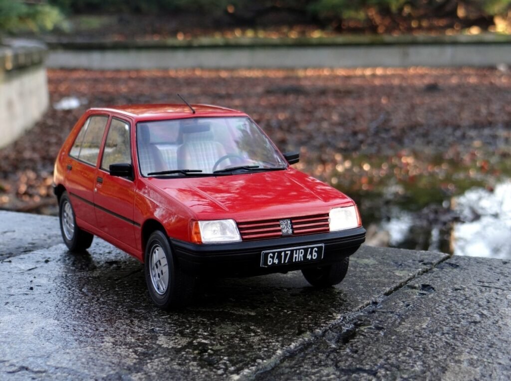 Peugeot 205 1983 1/18 diecast model car