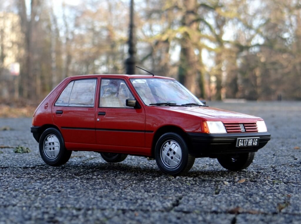 MCG 1/18 diecast model car