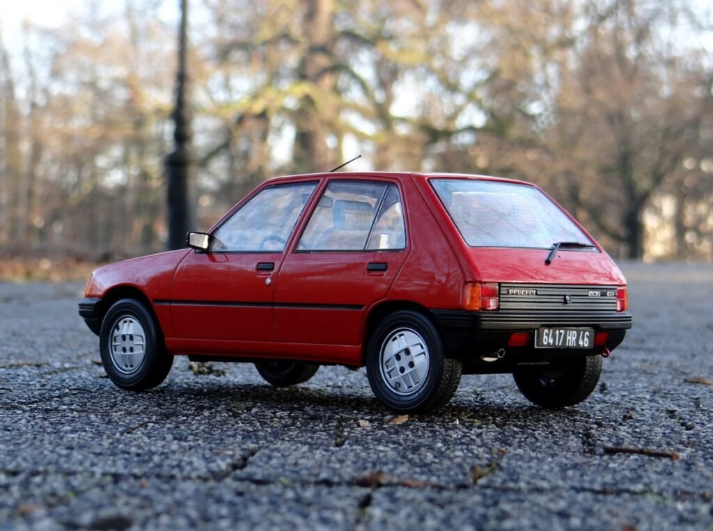 MCG 1/18 diecast model car