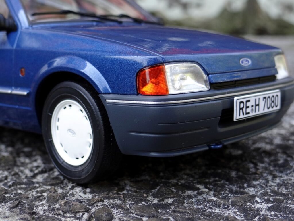 MCG 1/18 scale model car